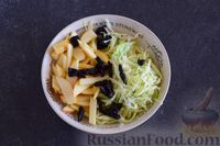 Фото приготовления рецепта: Салат из капусты, яблока и чернослива - шаг №5
