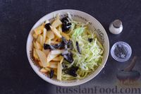 Фото приготовления рецепта: Салат из капусты, яблока и чернослива - шаг №6
