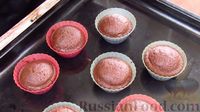 Фото приготовления рецепта: Шоколадные капкейки со сливочным кремом - шаг №8