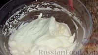 Фото приготовления рецепта: Шоколадные капкейки со сливочным кремом - шаг №10