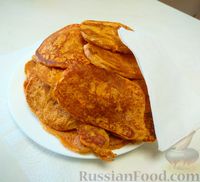 Фото приготовления рецепта: Куриная печень, тушенная с баклажанами, в томатно-сливочном соусе - шаг №9