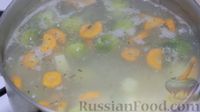 Фото приготовления рецепта: Сливочный суп с горбушей - шаг №5