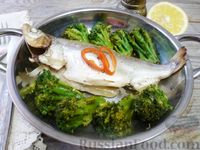 Фото к рецепту: Запеченная рыба с гарниром из брокколи