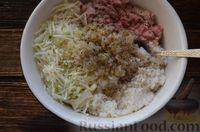 Фото приготовления рецепта: Мясная запеканка с капустой и рисом - шаг №6