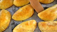 Фото приготовления рецепта: Пирожки с брынзой и творогом, из теста с морковью и укропом - шаг №13
