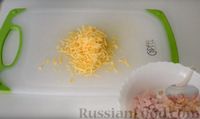 Фото приготовления рецепта: Конвертики из слоеного теста с колбасой и сыром - шаг №2