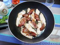 Фото приготовления рецепта: Куриное филе с беконом, в вине - шаг №8