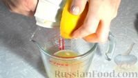 Фото приготовления рецепта: Морковный смузи с яблоком и апельсином - шаг №4