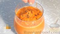 Фото приготовления рецепта: Морковный смузи с яблоком и апельсином - шаг №7