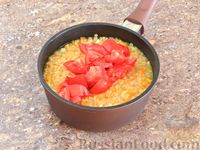 Фото приготовления рецепта: Рис с луком и томатной пастой - шаг №9