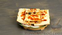 Фото приготовления рецепта: Сырно-овощная шаурма с аджикой и соусом терияки - шаг №14