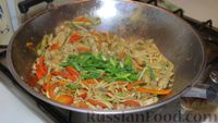 Фото приготовления рецепта: Лапша удон с курицей и овощами - шаг №14