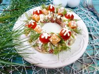 Фото к рецепту: Салат "Русские традиции" с красной рыбой и помидорами