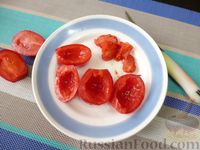 Фото приготовления рецепта: Салат "Русские традиции" с красной рыбой и помидорами - шаг №4