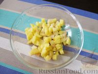 Фото приготовления рецепта: Салат "Русские традиции" с красной рыбой и помидорами - шаг №5