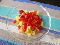 Фото приготовления рецепта: Салат "Русские традиции" с красной рыбой и помидорами - шаг №6