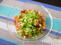 Фото приготовления рецепта: Салат "Русские традиции" с красной рыбой и помидорами - шаг №8