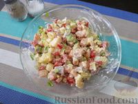 Фото приготовления рецепта: Салат "Русские традиции" с красной рыбой и помидорами - шаг №9