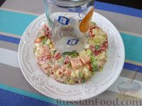 Фото приготовления рецепта: Салат "Русские традиции" с красной рыбой и помидорами - шаг №11