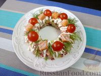 Фото приготовления рецепта: Салат "Русские традиции" с красной рыбой и помидорами - шаг №13