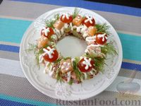 Фото приготовления рецепта: Салат "Русские традиции" с красной рыбой и помидорами - шаг №14