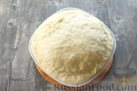 Фото приготовления рецепта: Отрывной пирог с квашеной капустой и фаршем - шаг №6