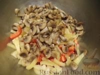 Фото приготовления рецепта: Овощное рагу с курицей с грибами - шаг №12
