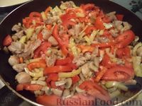 Фото приготовления рецепта: Овощное рагу с курицей с грибами - шаг №16