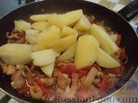 Фото приготовления рецепта: Овощное рагу с курицей с грибами - шаг №17