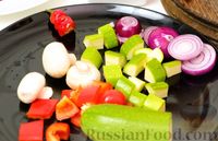 Фото приготовления рецепта: Мясо с овощами на шпажках, с острой чесночной глазурью - шаг №5