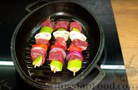 Фото приготовления рецепта: Мясо с овощами на шпажках, с острой чесночной глазурью - шаг №10