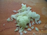 Фото приготовления рецепта: Салат из капусты с морковью и солеными огурцами - шаг №6
