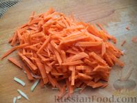 Фото приготовления рецепта: Салат из капусты с морковью и солеными огурцами - шаг №4