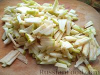 Фото приготовления рецепта: Салат из капусты с морковью и солеными огурцами - шаг №3