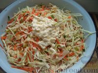 Фото приготовления рецепта: Салат из капусты с морковью и солеными огурцами - шаг №10