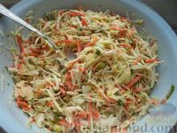 Фото приготовления рецепта: Салат из капусты с морковью и солеными огурцами - шаг №11