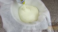 Фото приготовления рецепта: Творожно-молочное желе с шоколадом и изюмом - шаг №4