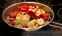 Фото приготовления рецепта: Восточный салат с говядиной, овощами и рисовой лапшой - шаг №5
