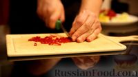 Фото приготовления рецепта: Восточный салат с говядиной, овощами и рисовой лапшой - шаг №6