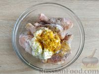 Фото приготовления рецепта: Куриные голени в индийском стиле, с лаймом и йогуртом - шаг №5