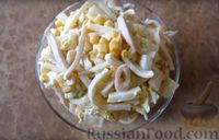 Фото приготовления рецепта: Сочный салат с кальмарами, кукурузой и пекинской капустой - шаг №7