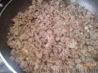 Фото приготовления рецепта: Рис с капустой и грибами (на сковороде) - шаг №5