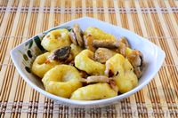 Фото приготовления рецепта: Ленивые вареники с картошкой и тыквой - шаг №11