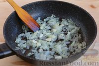 Фото приготовления рецепта: Картофельная запеканка с грибами - шаг №4