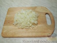 Фото приготовления рецепта: Салат с курицей, черносливом и орехами - шаг №4