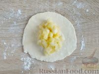 Фото приготовления рецепта: Творожные пирожки с яблоками - шаг №13