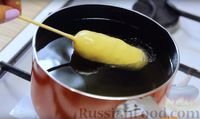 Фото приготовления рецепта: Домашние корн-доги (сосиски в тесте) - шаг №8