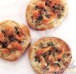 Рецепт Мини-пиццы с шалотом, лососем и каперсами