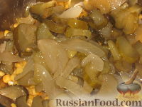Фото приготовления рецепта: Салат с кукурузой и грибами - шаг №4