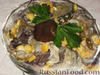 Фото к рецепту: Салат с кукурузой и грибами